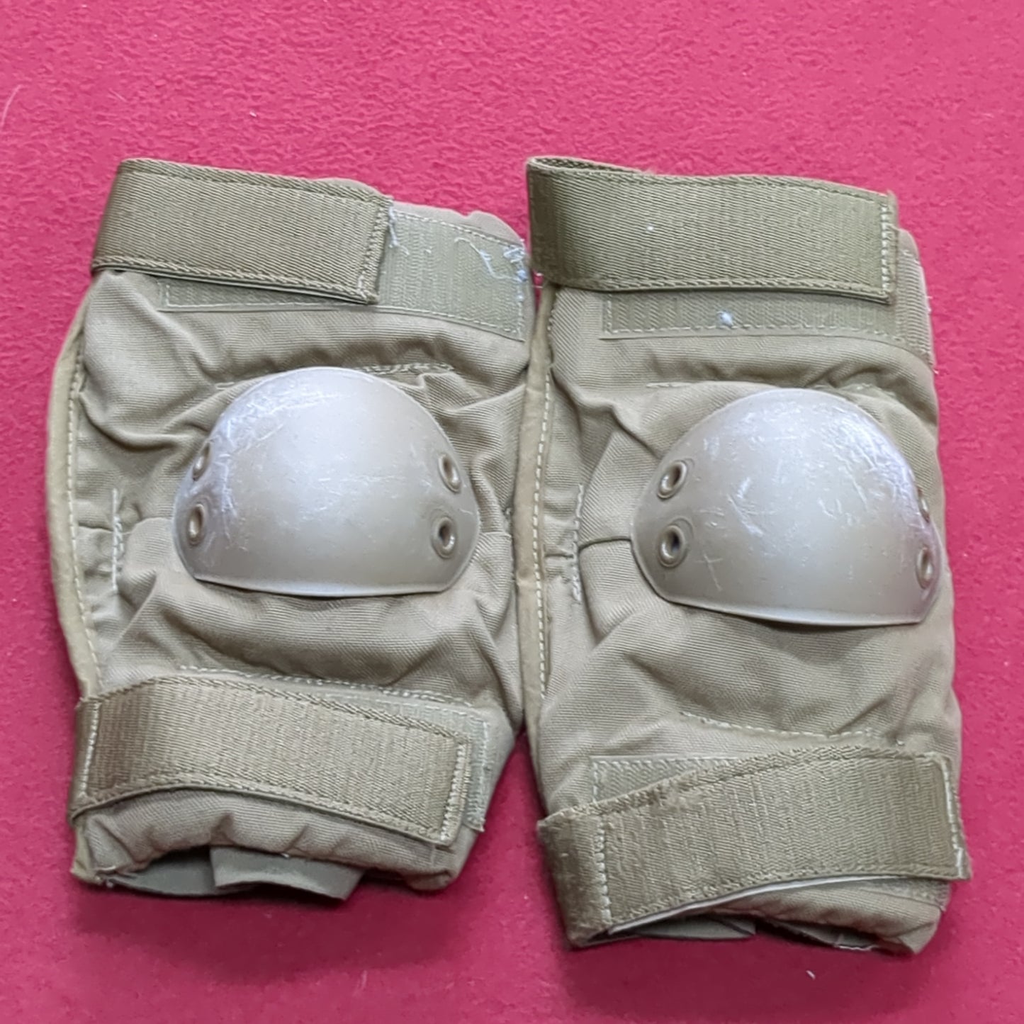 US Army Coyote Elbow Pads Size Medium Good Condition (gcg2- da12-AUG120)