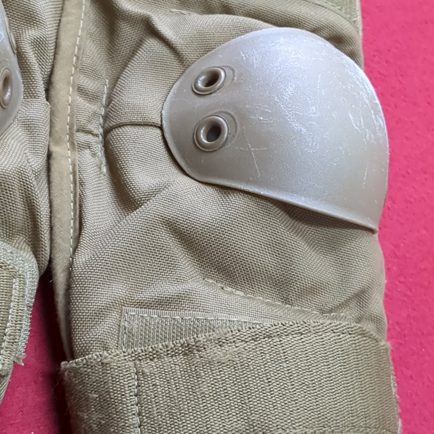 US Army Coyote Elbow Pads Size Medium Good Condition (gcg2- da12-AUG120)