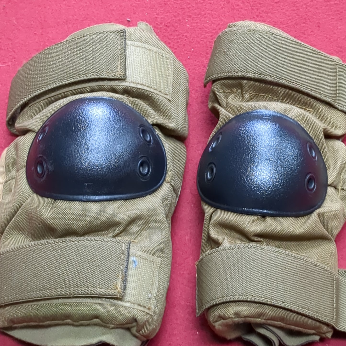 BIJAN'S Medium US Military Issue Coyote Elbow Pads (09s5)