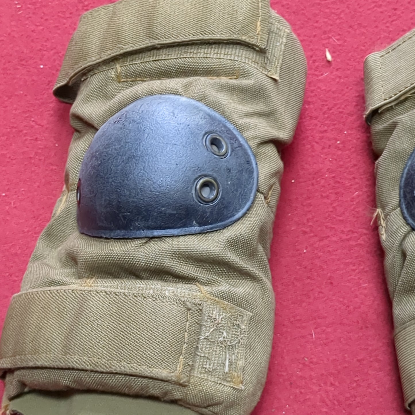 Bijan's Medium US Military Issue Coyote Elbow Pads (09s17)