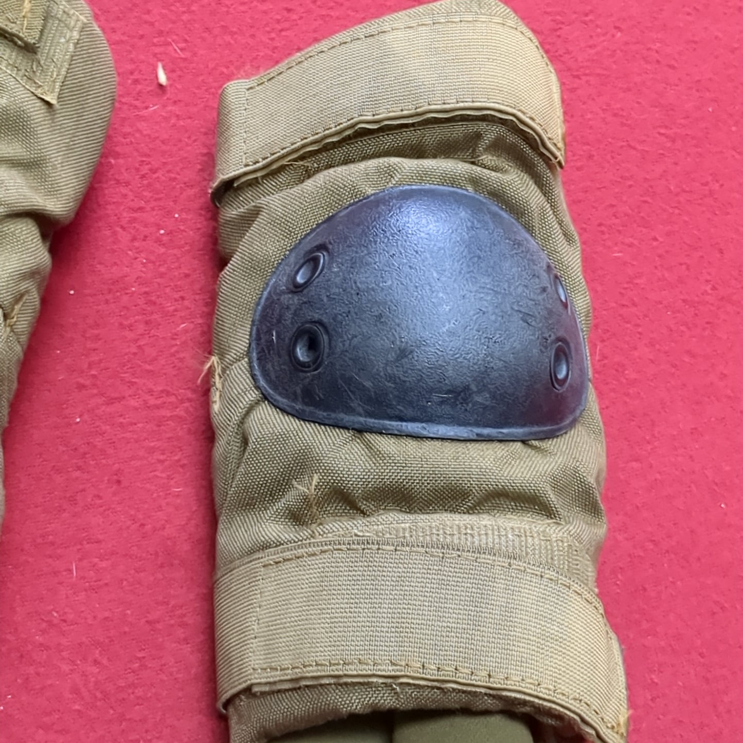 Bijan's Medium US Military Issue Coyote Elbow Pads (09s17)