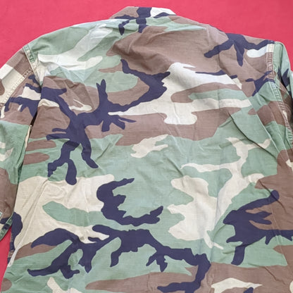 US Army Woodland Camo Coat Size Medium Short (21s ac15-33)