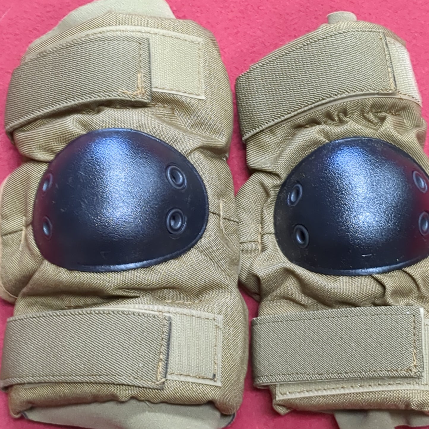 US Army Coyote Elbow Pads Size Large (43CR cb4-23)