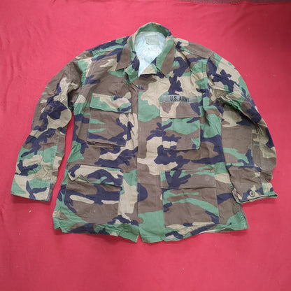 US Army Woodland Camo Coat Size Medium Short Hood Condition (A04- DC02-A9)