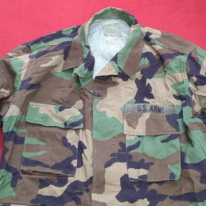 US Army Woodland Camo Coat Size Medium Short Hood Condition (A04- DC02-A9)