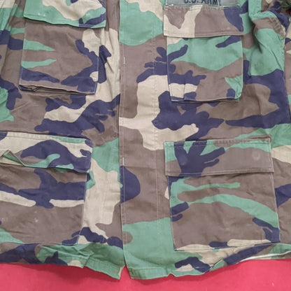 US Army Woodland Camo Coat Size Medium Short Hood Condition (A04- DC02-A9)