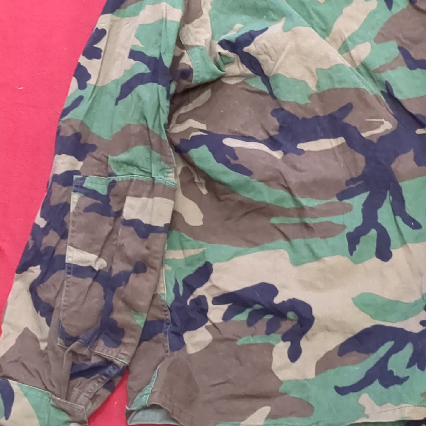 US Army Woodland Camo Coat Size Medium Short Hood Condition (A04- DC02-A9)