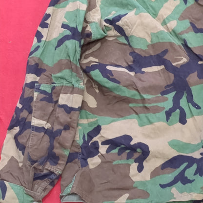 US Army Woodland Camo Coat Size Medium Short Hood Condition (A04- DC02-A9)