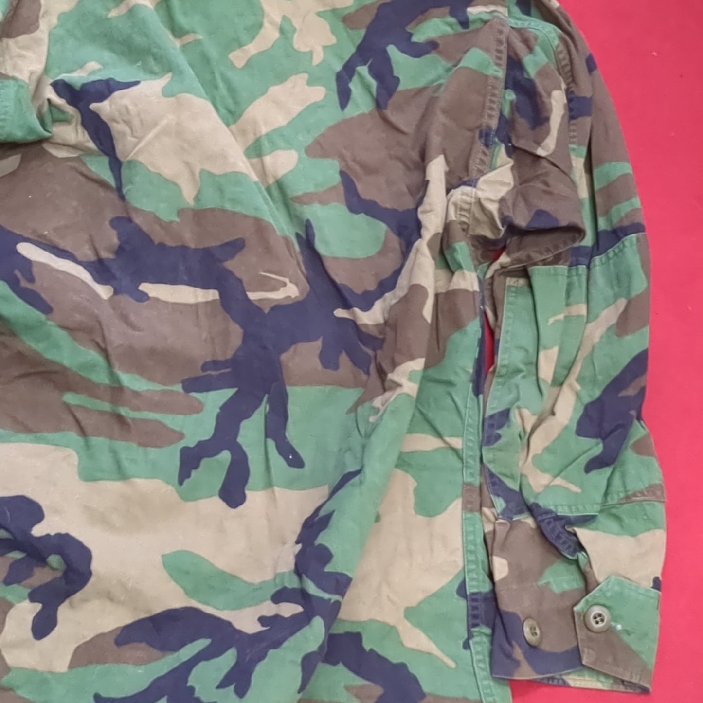 US Army Woodland Camo Coat Size Medium Short Hood Condition (A04- DC02-A9)