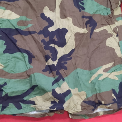 US Army Woodland Camo Coat Size Medium Short Good Condition (A04- DC02-A8)