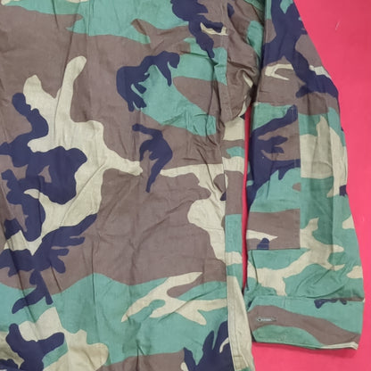 US Army Woodland Camo Coat Size Medium Short Good Condition (A04- DC02-A8)