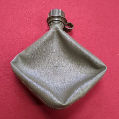 US Army 2Quart Collapsible Canteen dated 2004 (A13-C115)