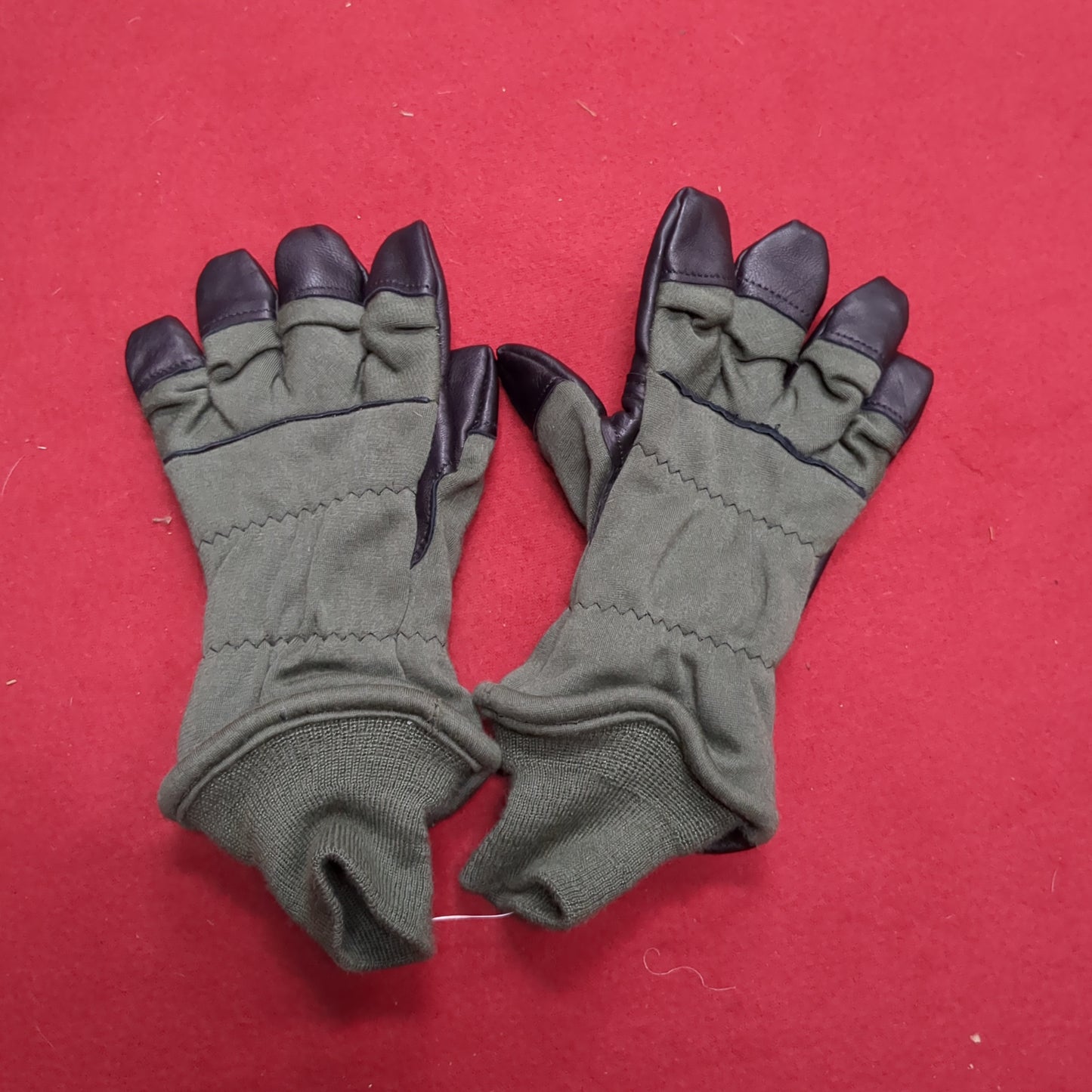 - Unused - Men's /Small/Medium (5) HAU-15/P Flyer's Intermediate Cold Weather Gloves (42cr- cb3-SEP100)