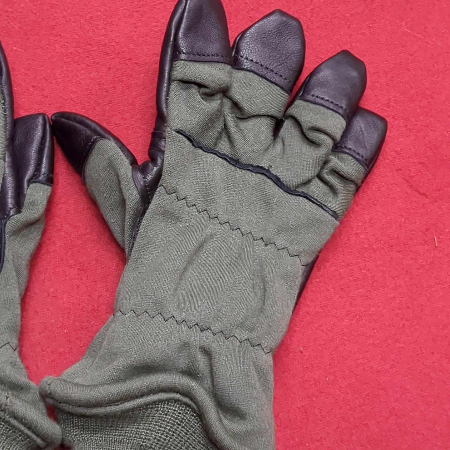 - Unused - Men's /Small/Medium (5) HAU-15/P Flyer's Intermediate Cold Weather Gloves (42cr- cb3-SEP100)