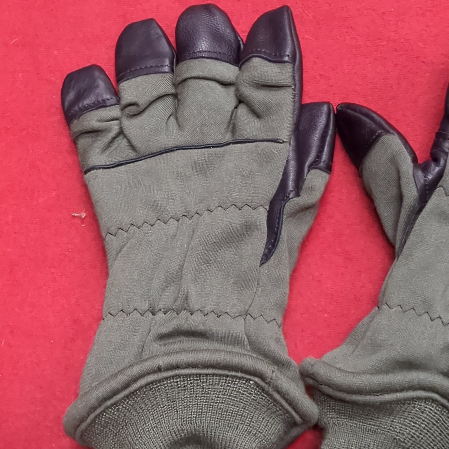 - Unused - Men's /Small/Medium (5) HAU-15/P Flyer's Intermediate Cold Weather Gloves (42cr- cb3-SEP100)