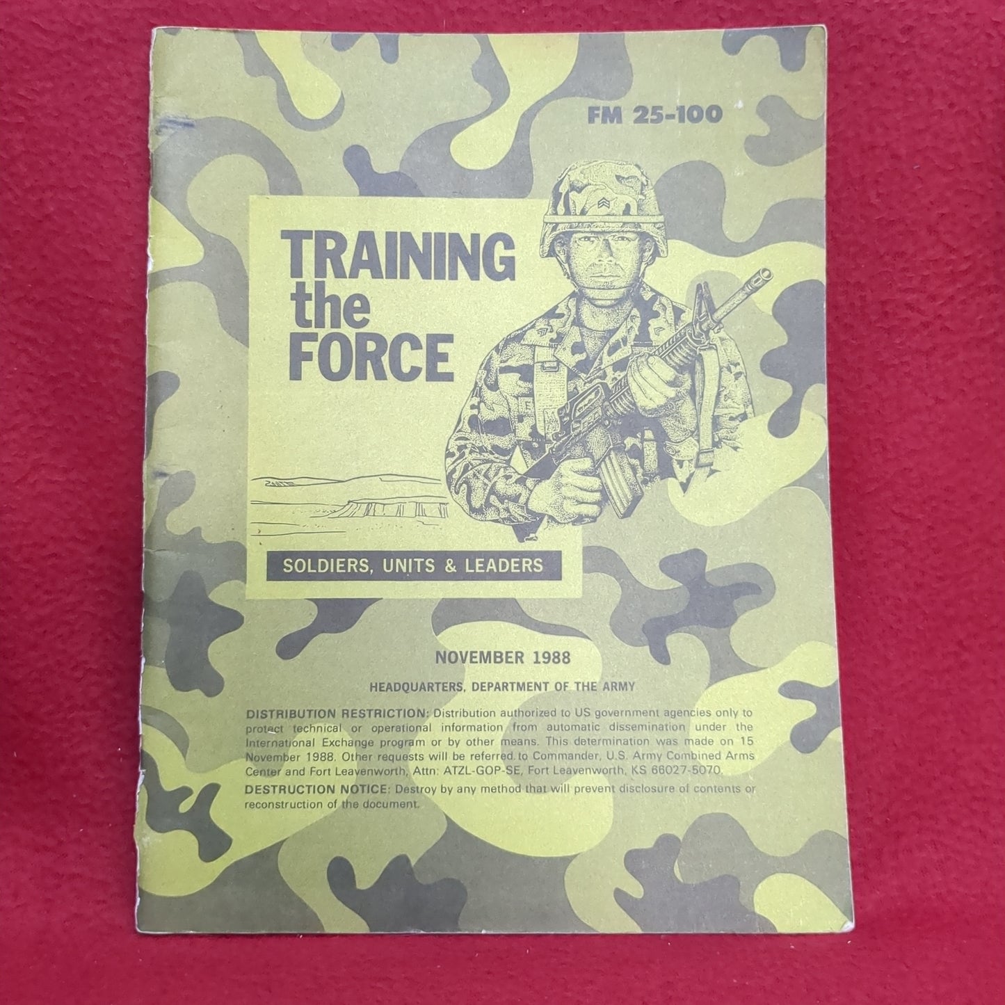 BOOK TRAINING THE FORCE SOLDIERS, UNITS & LEADERS NOVEMBER 1988  (BOX24)