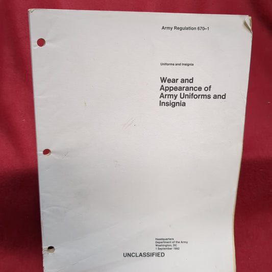 BOOK -  HEADQUARTERS, DEPARTMENT OF THE ARMY: ARMY REGULATION 670-1:  UNIFORMS AND INSIGNIA: WEAR AND APPEARANCE OF ARMY UNIFORMS AND INSIGNIA: 1 SEPTEMBER 1992  (BOX30)