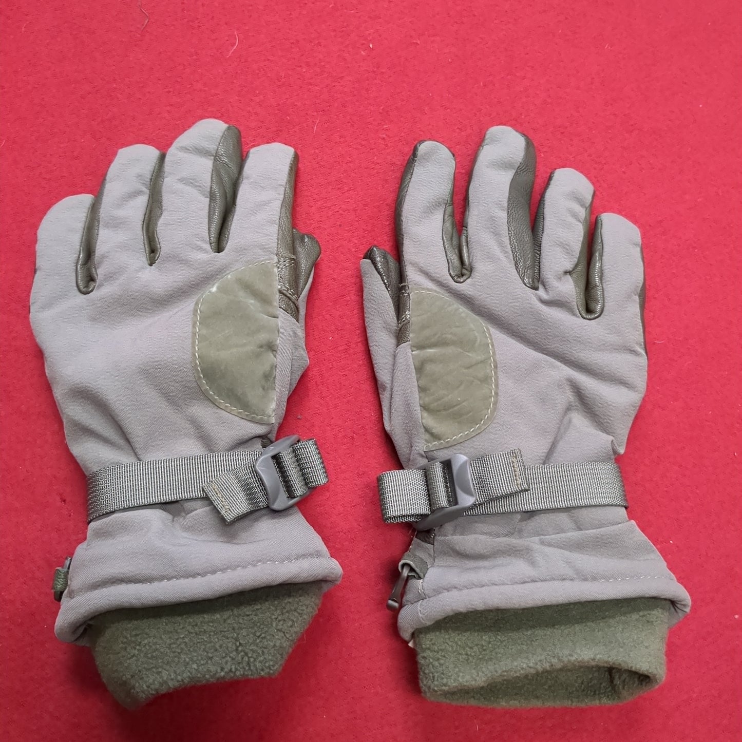 US Army Men's Small  Intermediate Cold/Wet Weather Gloves Excellent Condition (40cr- cb2-DEC118)