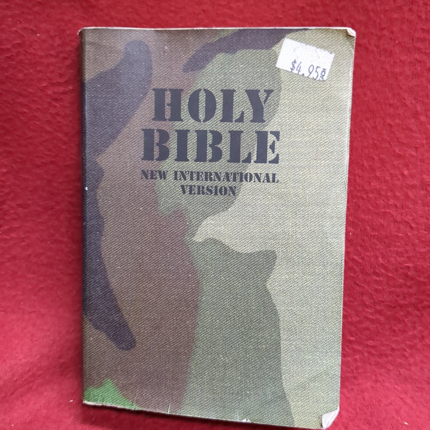 BOOK - HOLY BIBLE:NEW INTERNATIONAL VERSION: CONTAINING THE OLD TESTAMENT AND THE NEW TESTAMENT: INTERNATIONAL BIBLE SOCIETY: 1984  (BOX34)