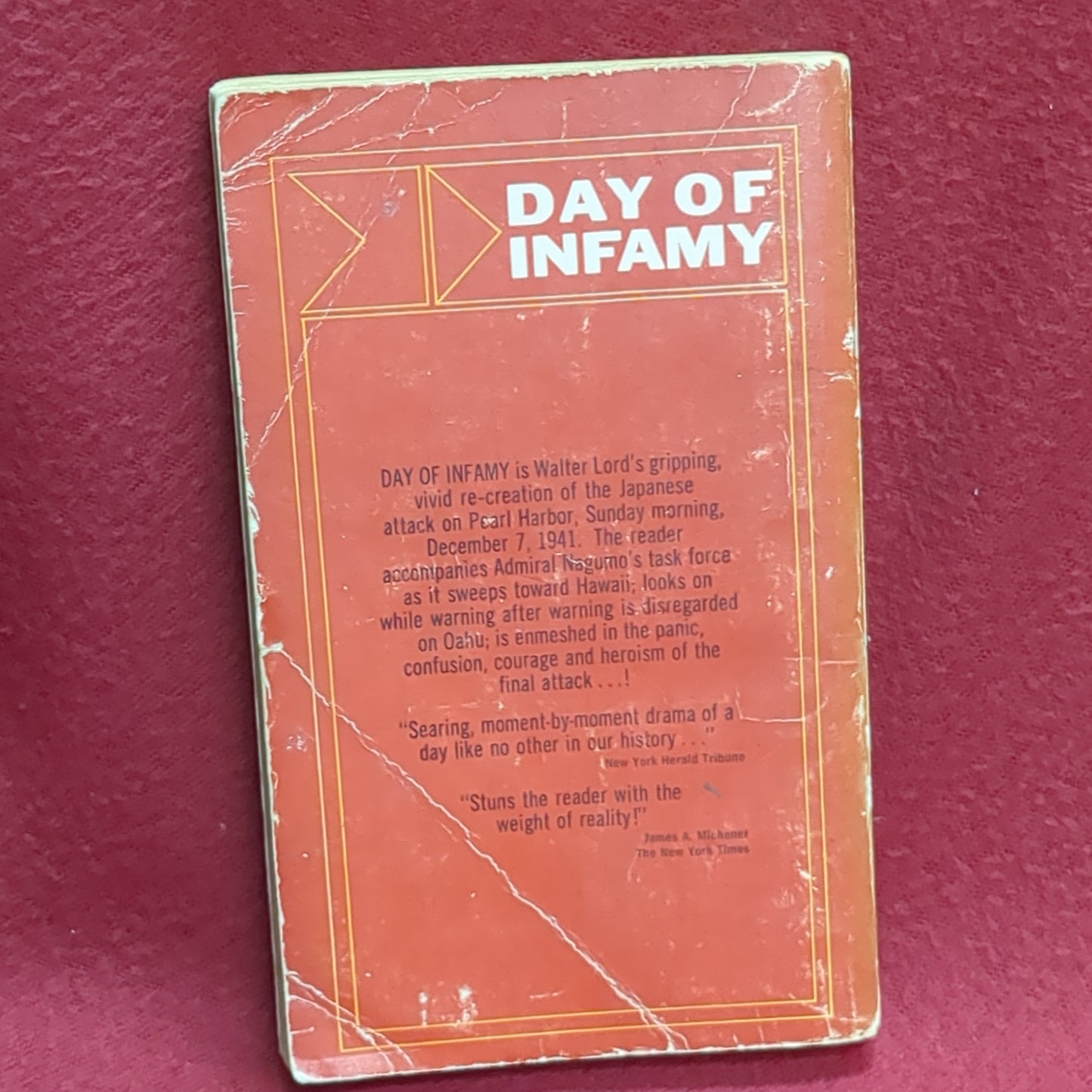 BOOK -   DAY OF INFAMY: BY WALTER LORD (ILLUSTRATED AND PHOTOGRAPHS) NOVEMBER 1965 (BOX36)