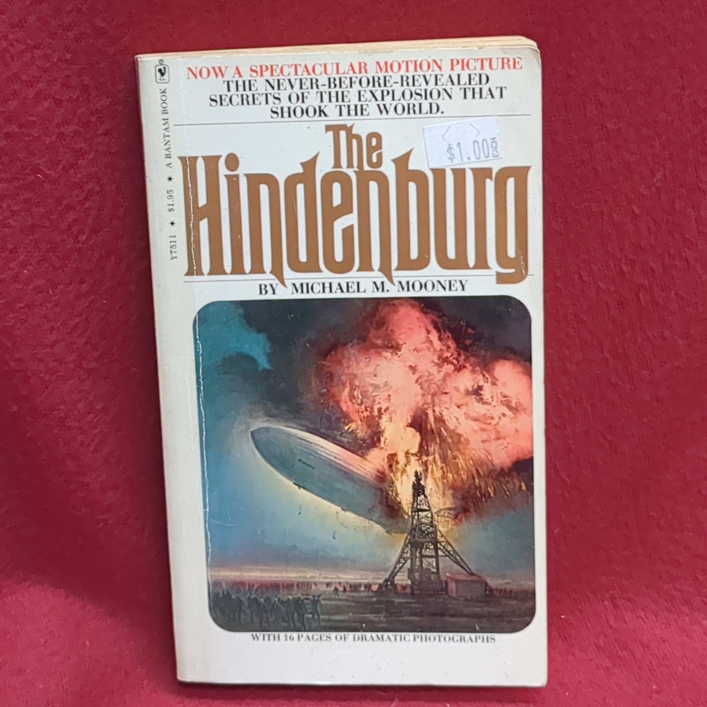 BOOK - THE HINDENBURG: WRITTEN BY MICHAEL MACDONALD MOONEY (ILLUSTRATED WITH PHOTOGRAPHS) DECEMBER 1975   (BOX36)