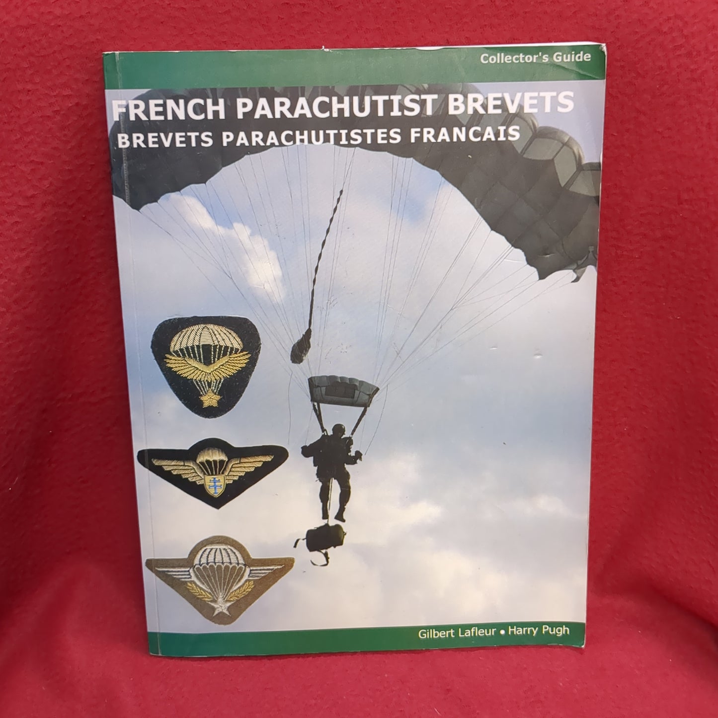 BOOK   -COLLECTOR'S GUIDE  FRENCH PARACHUTIST BREVETS   (BOX43)