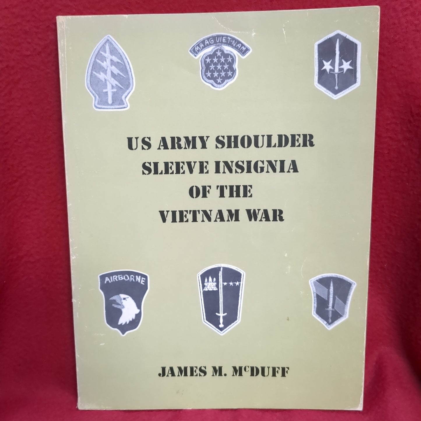 BOOK -   US ARMY SHOULDER SLEEVE INSIGNIA OF THE VIETNAM WAR  (BOX43)