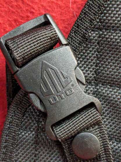 UTG right hand black holster used (31cr- ca6-enu77)