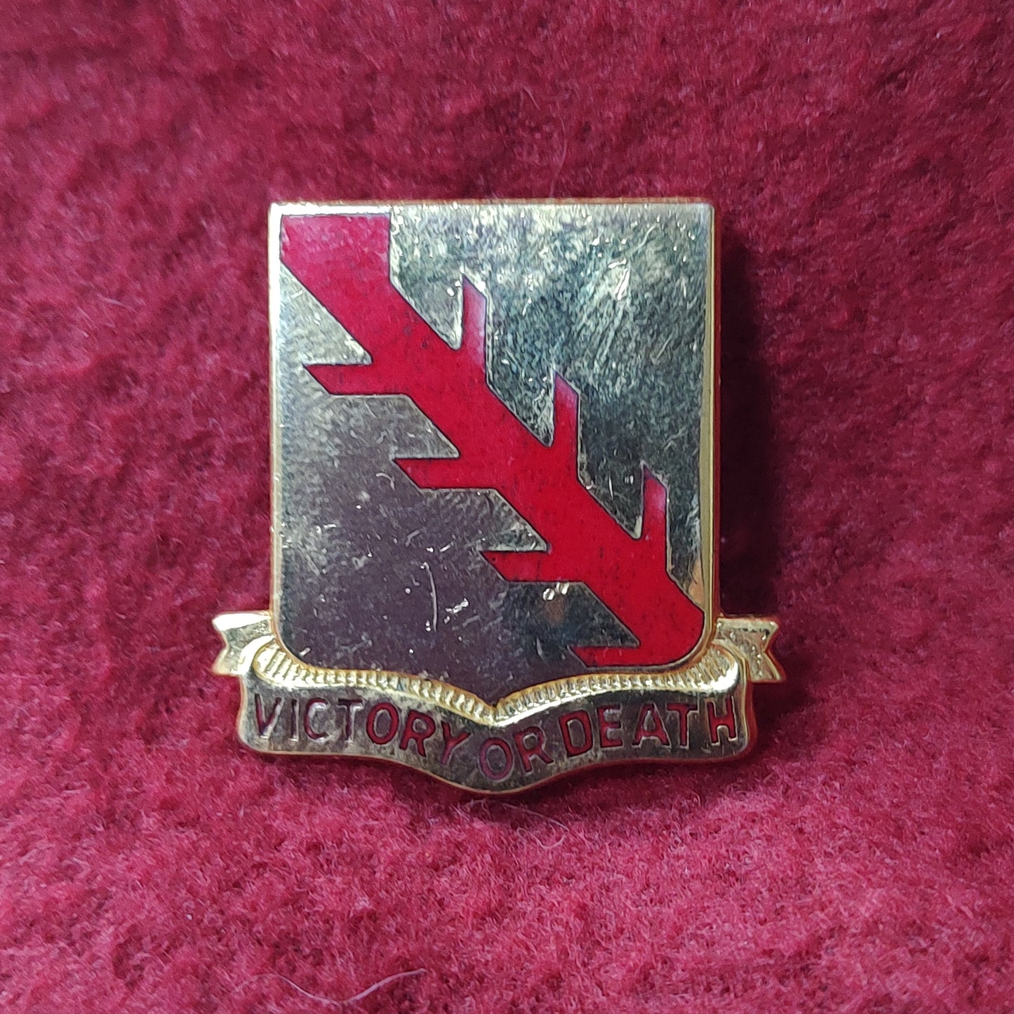 VINTAGE US Army 32nd ARMORED CAVALRY Unit Crest Pin (06o186)