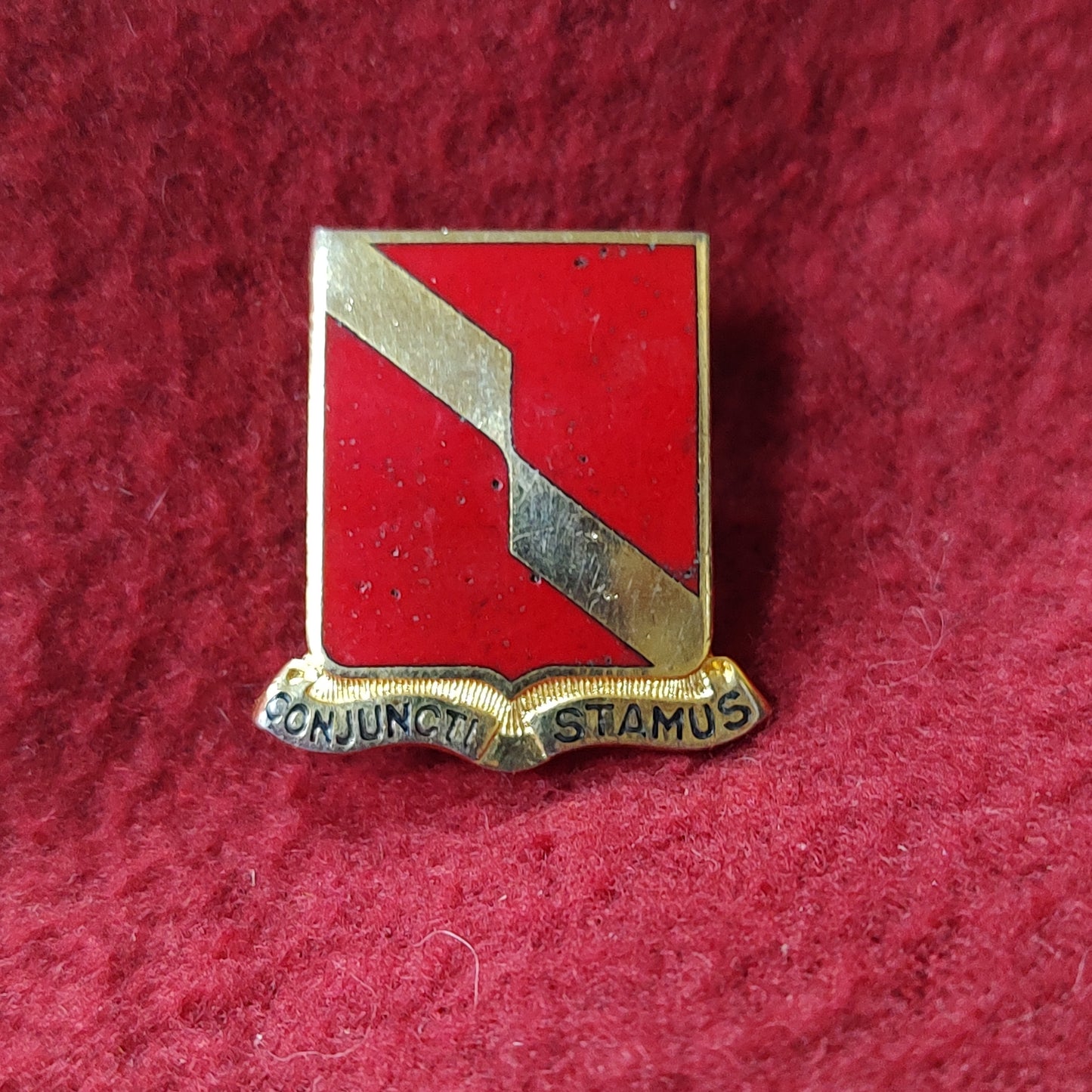 VINTAGE US Army 27th FIELD ARTILLERY Unit Crest Pin (11o7)