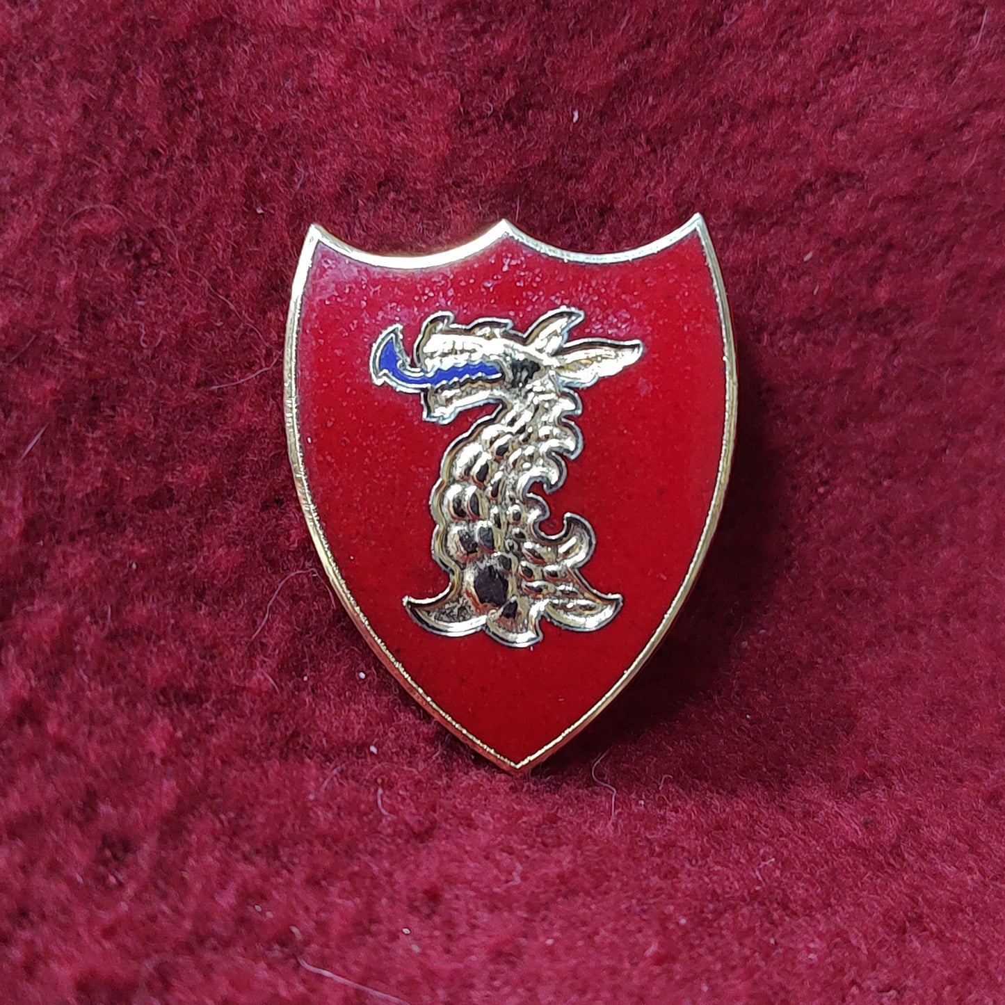 VINTAGE US Army 114th FIELD ARTILLERY Unit Crest Pin (11o36)