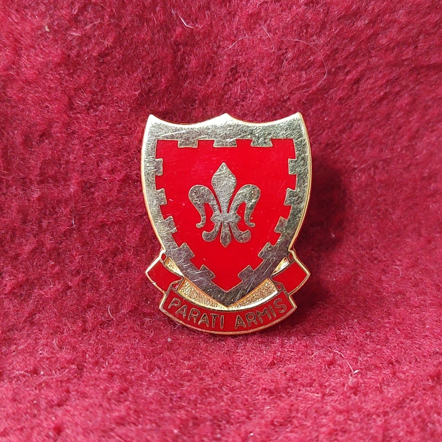 VINTAGE US Army 117th FIELD ARTILLERY Unit Crest Pin (11o48)