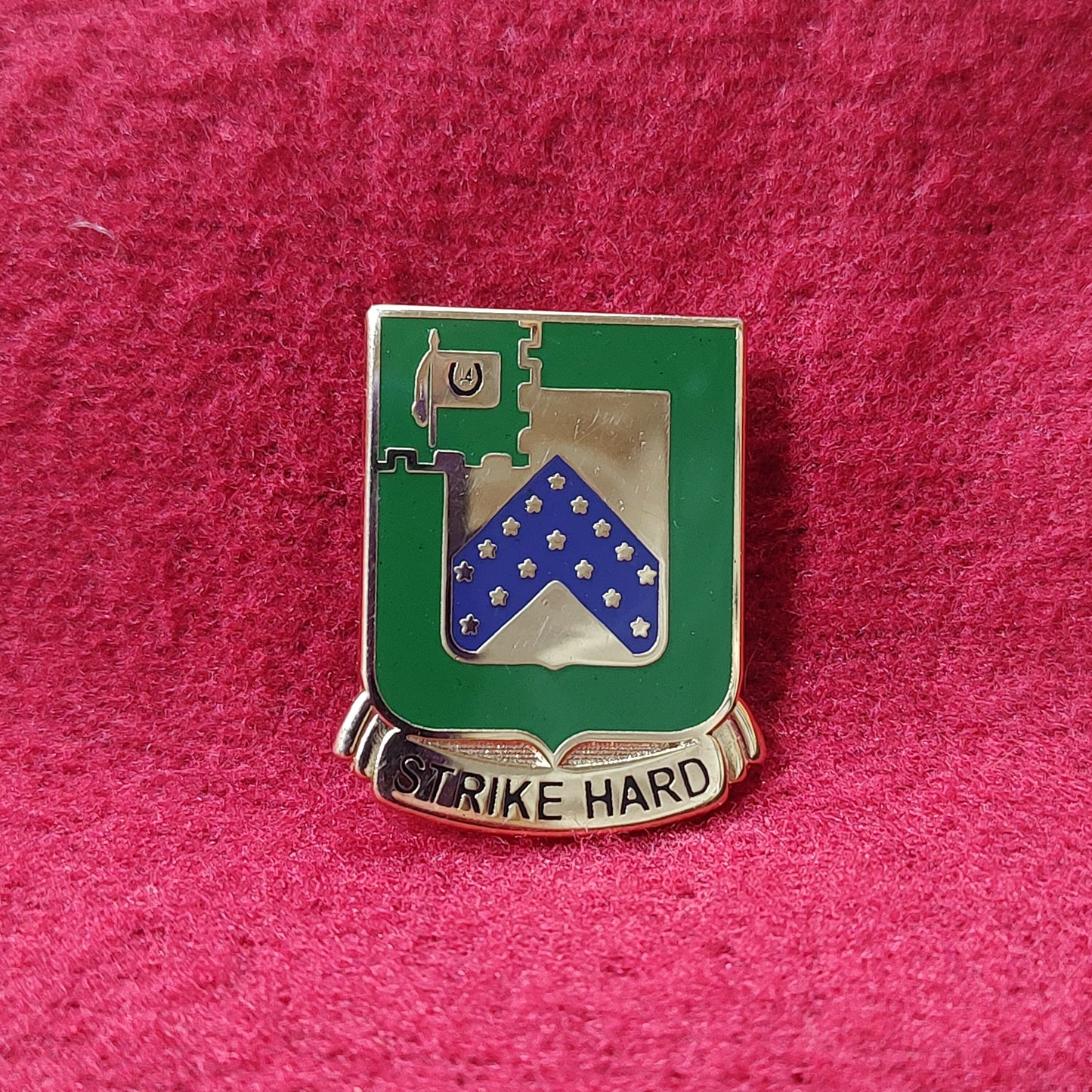 VINTAGE Army 16th CAVALRY REGIMENT
Unit Crest Pin (11o103)