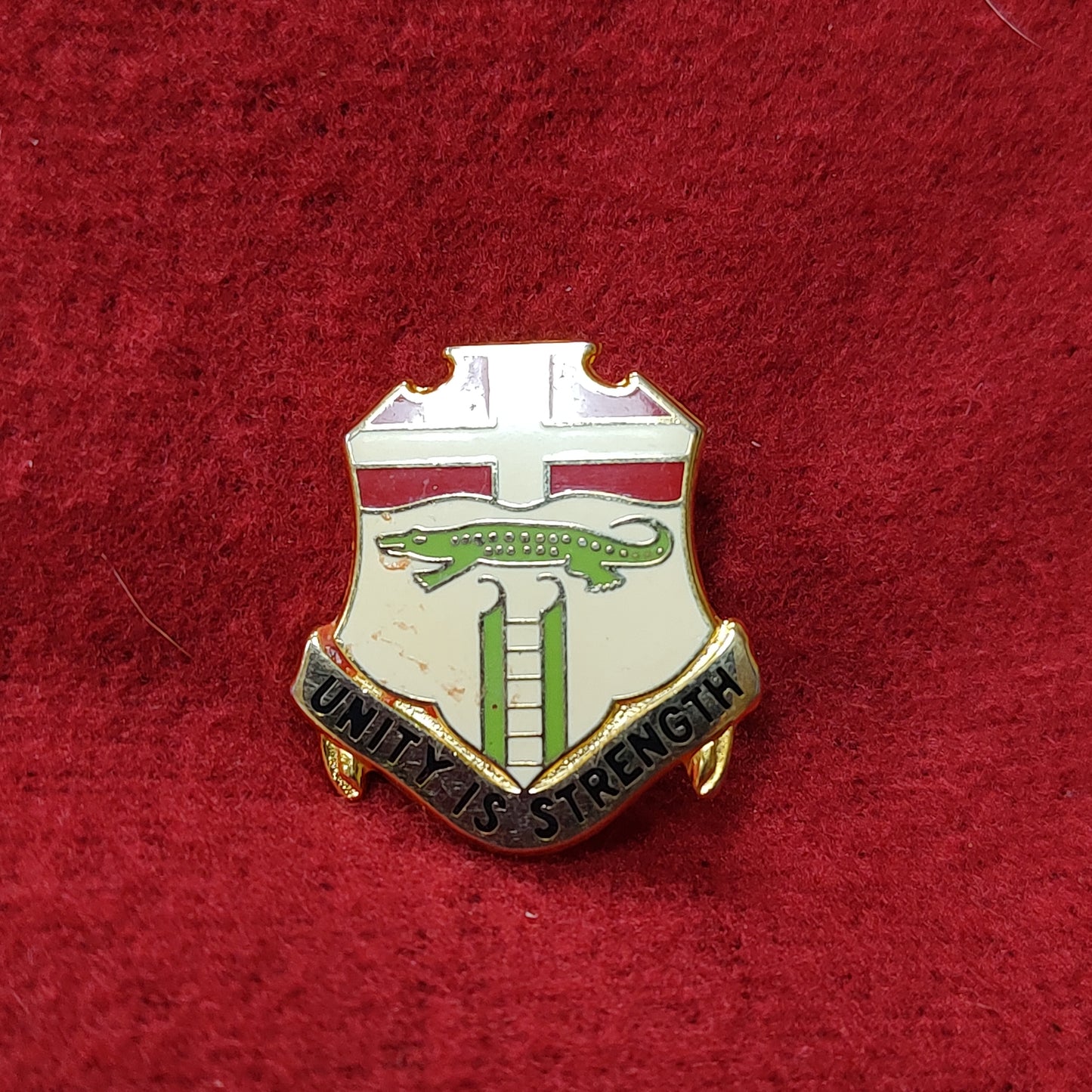 VINTAGE US Army 6th INFANTRY
Unit Crest Pin (11o151)