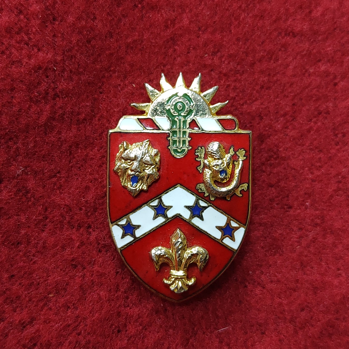 VINTAGE Army 3rd FIELD ARTILLERY REGIMENT Unit Crest Pin (02CR72)
