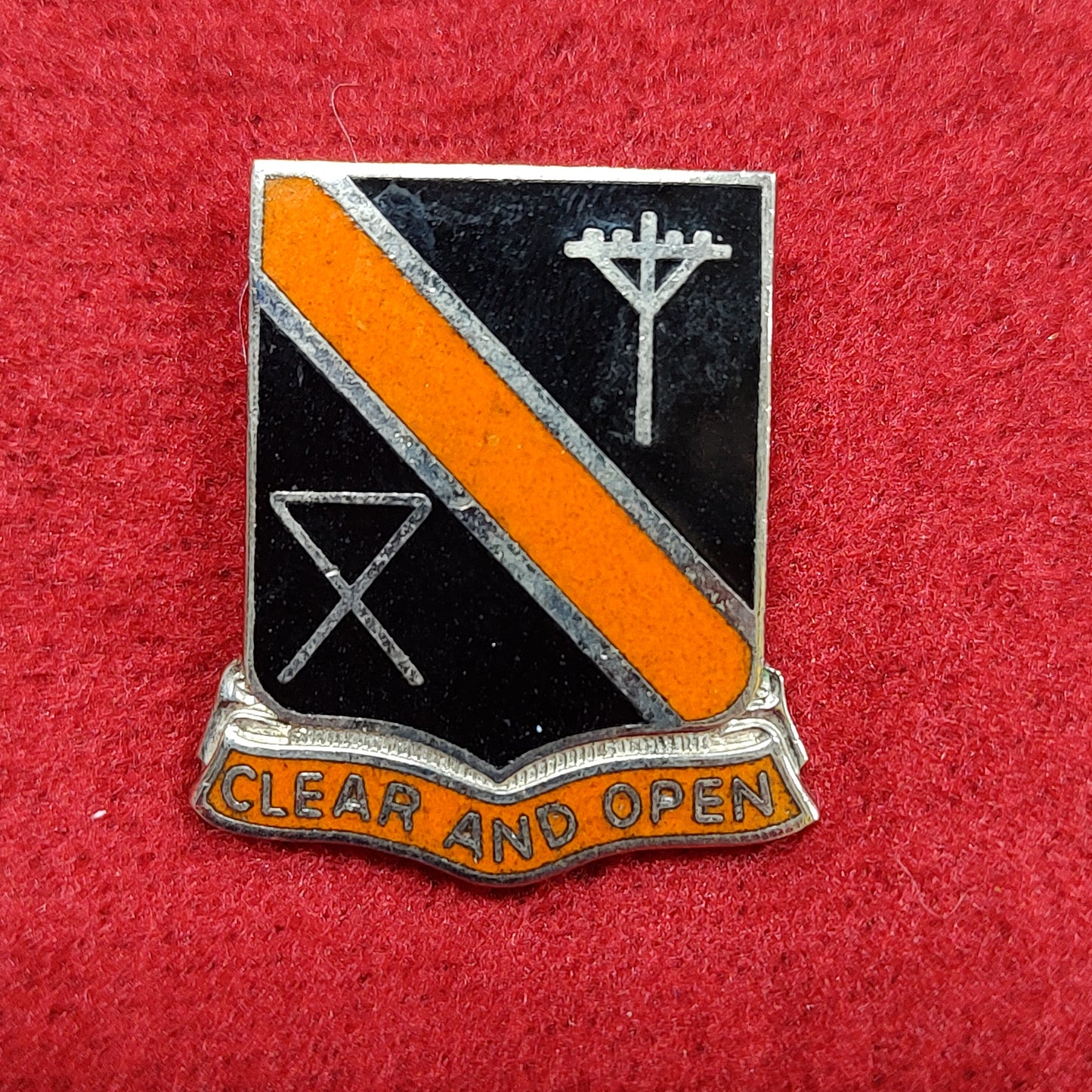 VINTAGE US Army 29th SIGNAL BATTALION  Unit Crest Pin (02CR100)