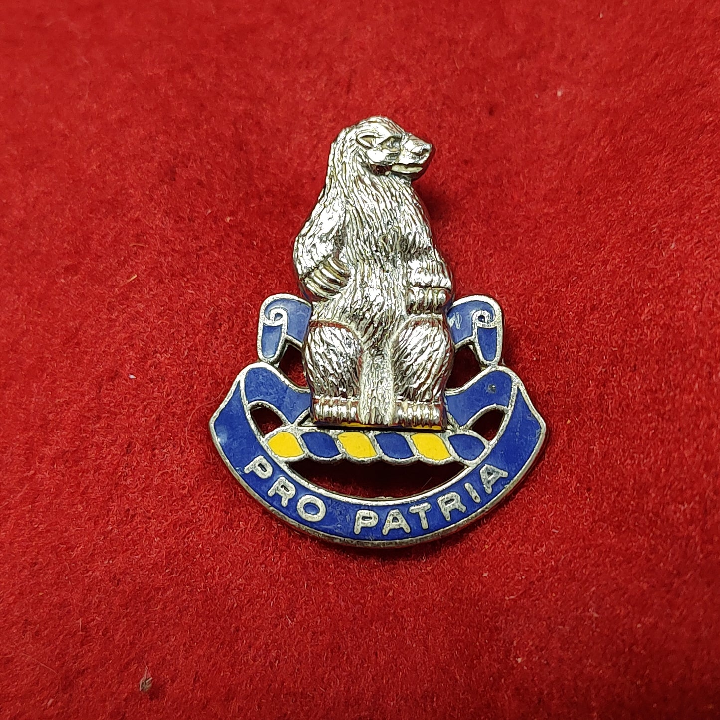 VINTAGE US Army 31st INFANTRY Unit Crest Pin (02CR167)