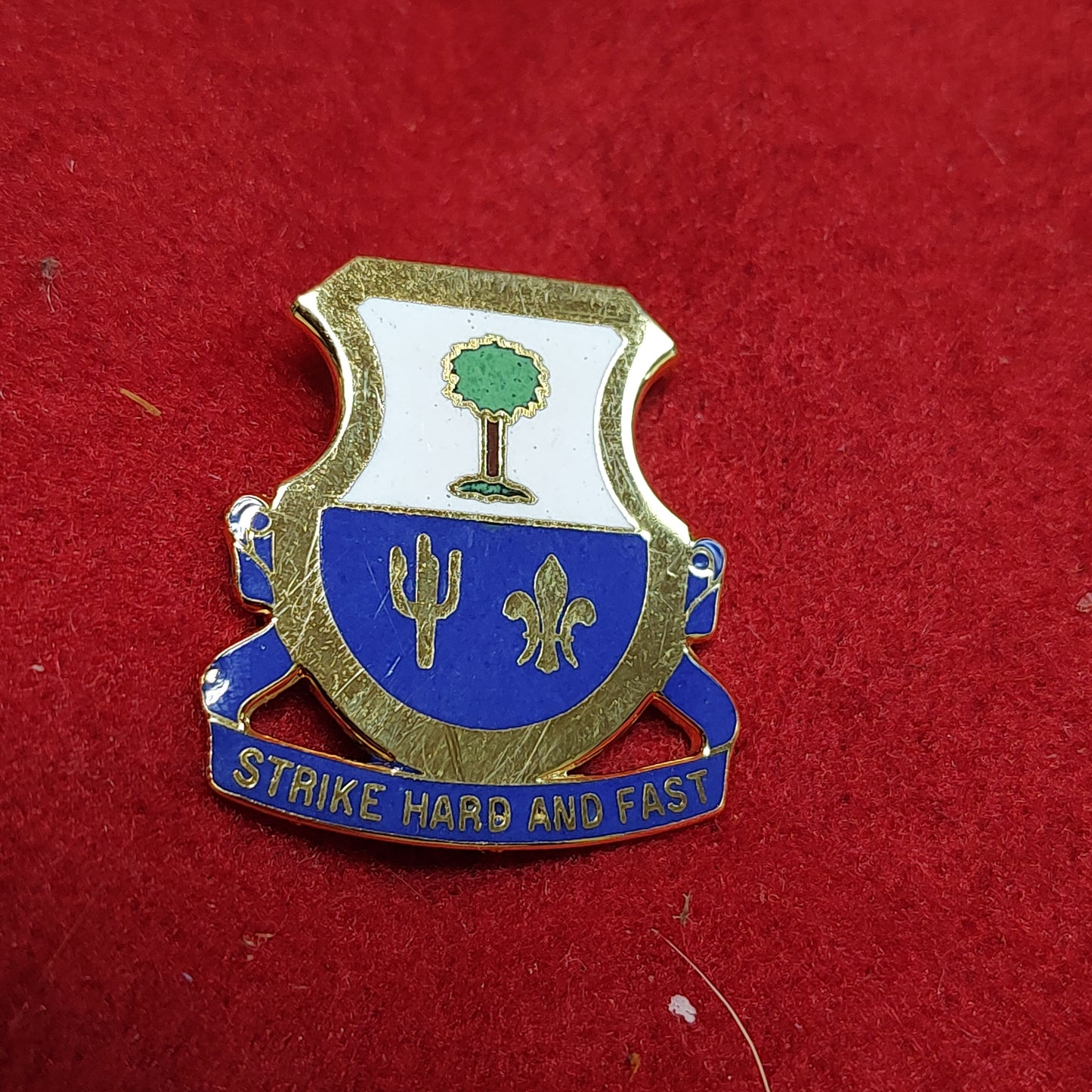 VINTAGE US Army 163rd INFANTRY Unit Crest Pin (02CR185)