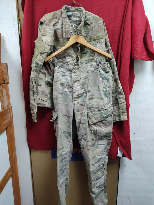 SET of US Army Medium Regular OCP FRAC Uniform Top and Bottom (04CR ca15-56)