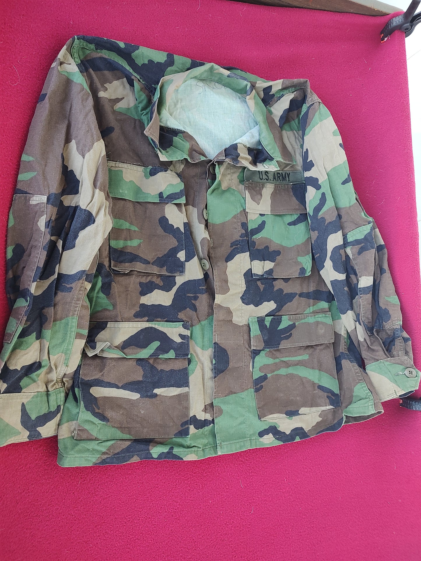 US Army Woodland Camo Coat Size Medium Short Hood Condition (A04- DC02-A9)